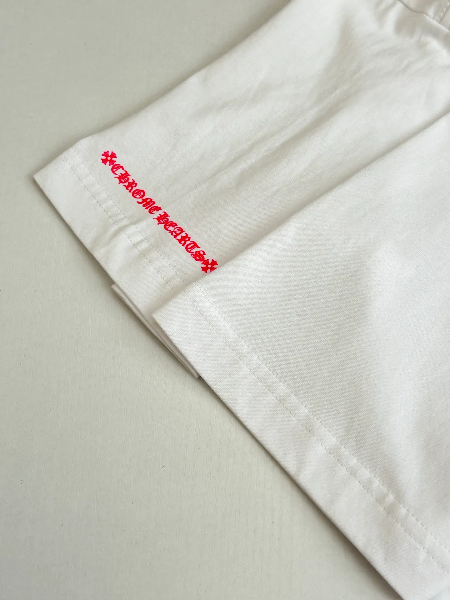 P226 Chrome Heart*/Chrome Heart Horseshoe print pocket printed short-sleeved T-shirt Made of the same heavy-weight pure cotton material as the original, high-count yarn is light, thin and breathable. Imported ink three-dimensional printing, skin-friendly and breathable. And through anti-shrinkage treatment, it will not be easily deformed after long-term wear. The imported ink has passed Oeko-Tex Standard 100 environmental protection certification. The color fastness reaches level 4-5, and there is no obvious fading after 50 times of washing. Strictly proofread the color management system of digital printing. Custom woven and dyed, no color difference from the original version Size: S/M/L